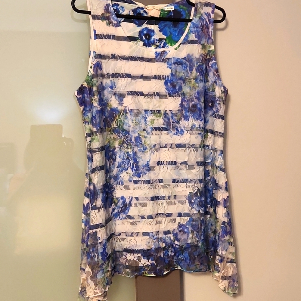 Brittany Black Size M Fliral Lacw Sleeveless Top